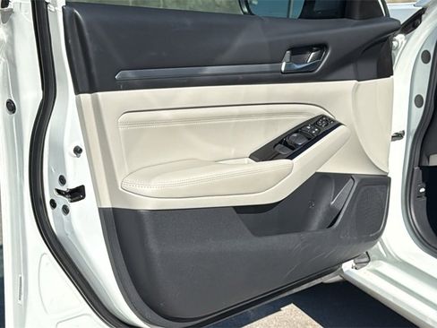 Used 2023 Nissan Altima 2.5 SV w/ SV Premium Package image 10