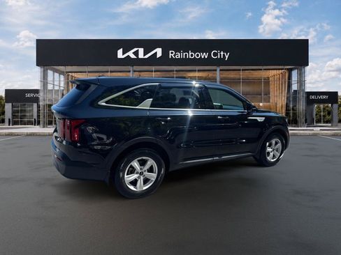 Used 2023 Kia Sorento LX FWD image 5