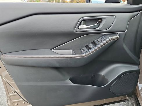 Certified 2025 Nissan Rogue SV image 13