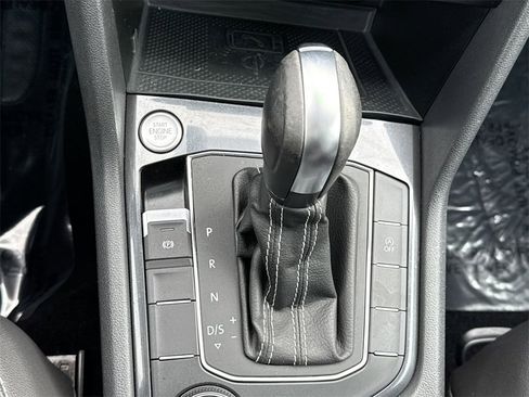 Used 2021 Volkswagen Tiguan SE w/ Panoramic Sunroof Package image 21