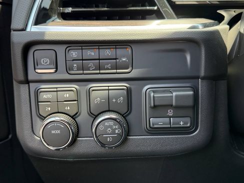 New 2026 Chevrolet Suburban Premier w/ Sun And Tow Package AWD/4WD image 22