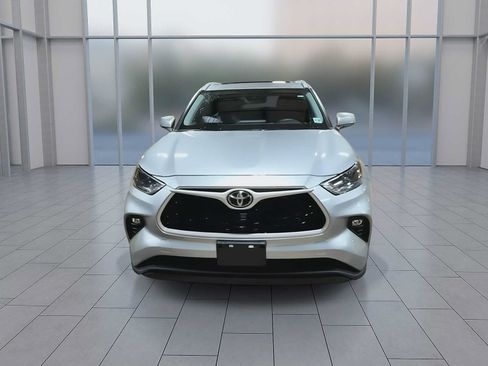 Used 2022 Toyota Highlander XLE AWD/4WD image 3