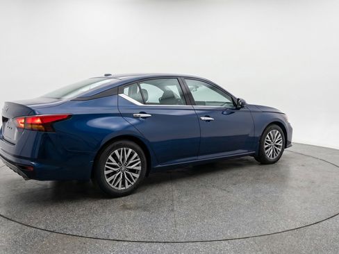 Used 2025 Nissan Altima 2.5 SV FWD image 9