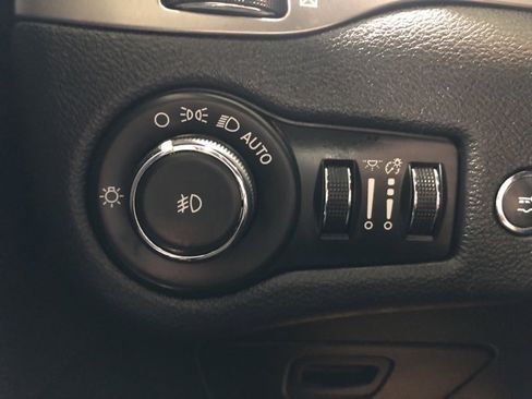 Used 2020 Jeep Cherokee Limited image 21