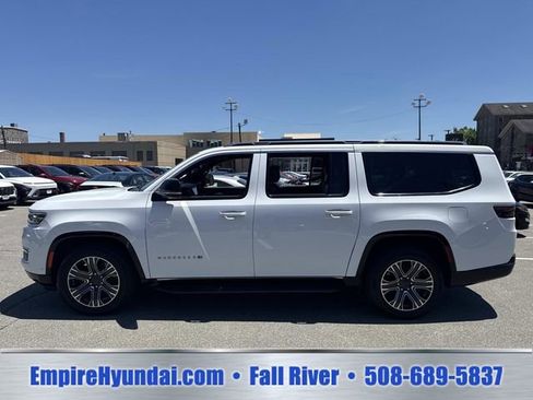 Used 2024 Jeep Wagoneer L Series II w/ Flexible Seating Group AWD/4WD image 9