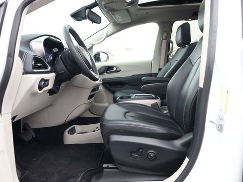 Used 2024 Chrysler Pacifica Touring-L image 10
