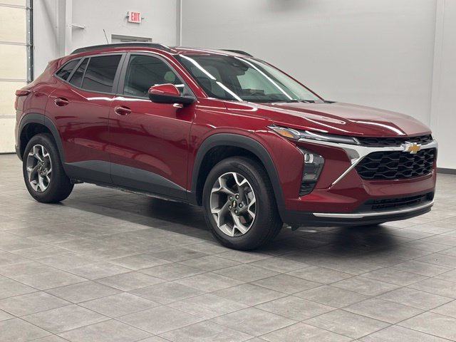 Used 2025 Chevrolet Trax LT w/ Sunroof Package FWD image 1