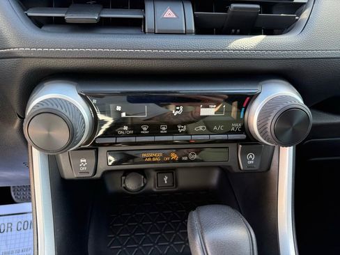 Used 2021 Toyota RAV4 LE image 18