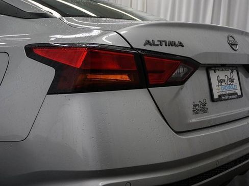 Used 2024 Nissan Altima 2.5 SV image 7