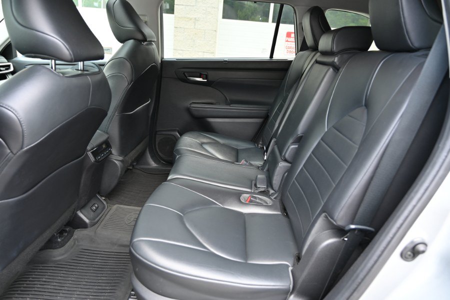 Used 2021 Toyota Highlander XLE AWD/4WD image 18