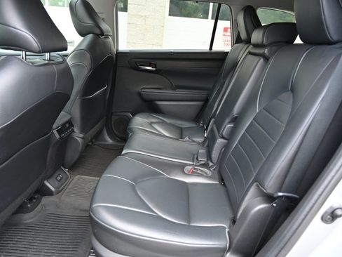 Used 2021 Toyota Highlander XLE AWD/4WD image 18