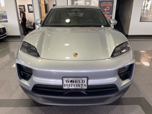 Used 2025 Porsche Macan 4S Electric AWD/4WD image 9