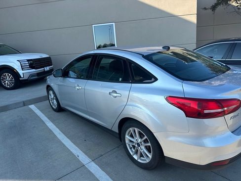 Used 2017 Ford Focus SE FWD image 4