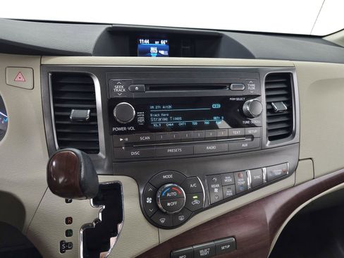 Used 2012 Toyota Sienna XLE FWD image 18