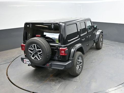 Used 2025 Jeep Wrangler Unlimited Sahara AWD/4WD image 30