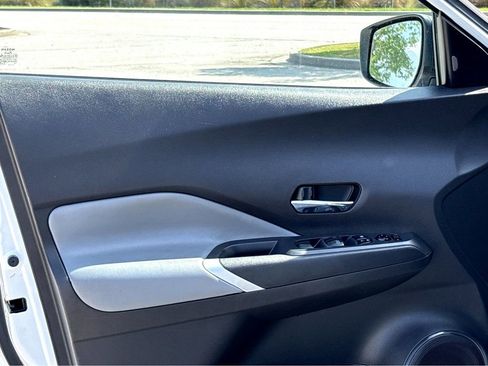 Used 2023 Nissan Kicks SR w/ SR Premium Package FWD image 6