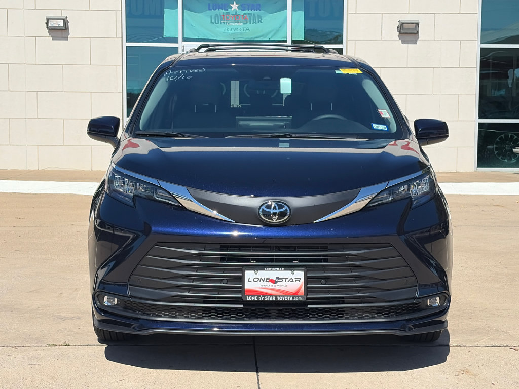 Used 2026 Toyota Sienna XLE FWD image 3