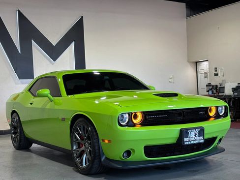 Used 2015 Dodge Challenger SRT w/ Technology Group RWD image 3