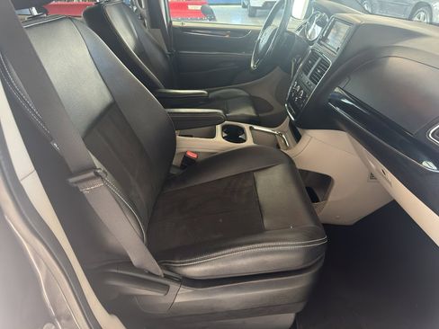 Used 2019 Dodge Grand Caravan SXT image 15