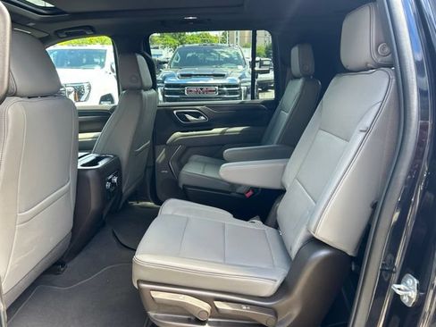 Used 2022 GMC Yukon XL SLT w/ SLT Premium Package AWD/4WD image 11