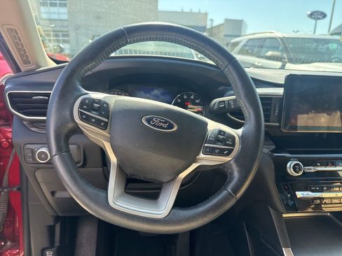Used 2021 Ford Explorer Limited w/ Equipment Group 301A AWD/4WD image 3
