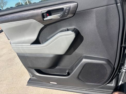 Certified 2025 Toyota Highlander Limited image 26