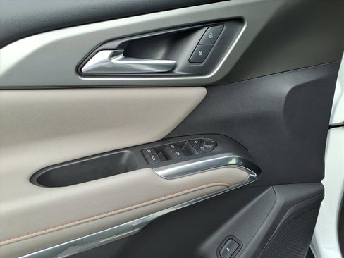 Used 2025 Chevrolet Traverse LT image 7