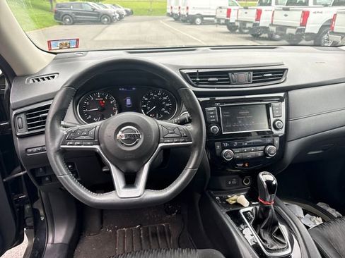 Used 2018 Nissan Rogue SV w/ Premium Package FWD image 19