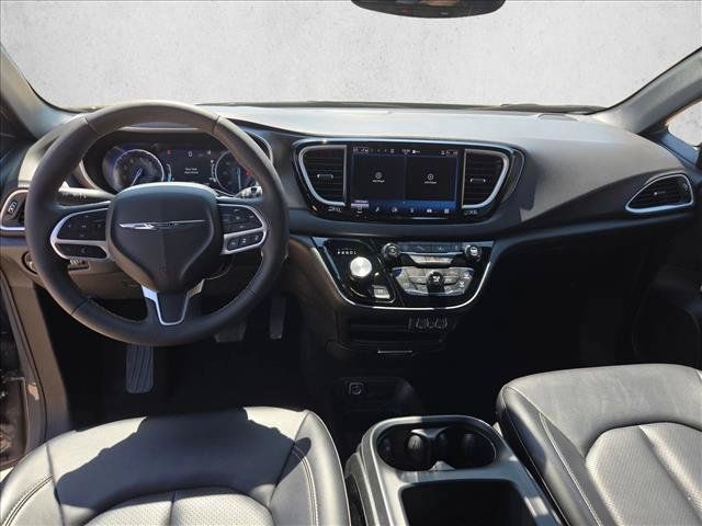 Used 2025 Chrysler Pacifica Select FWD image 18