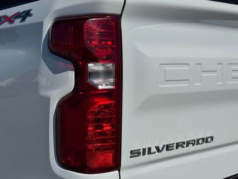 Used 2023 Chevrolet Silverado 1500 Custom image 18