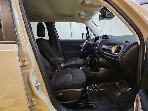 Used 2016 Jeep Renegade Latitude image 10