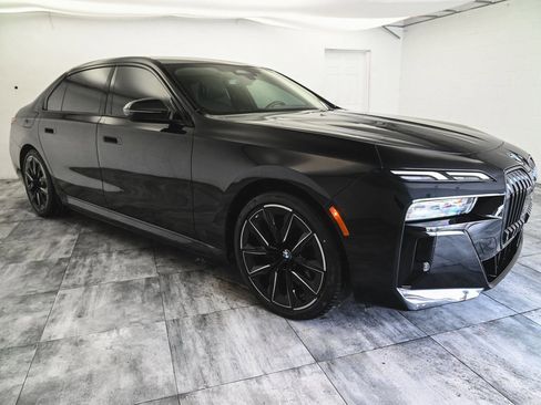 Used 2023 BMW i7 xDrive60 w/ Parking Assistance Package image 3