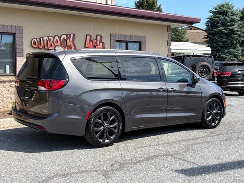 Used 2018 Chrysler Pacifica Touring-L w/ Premium Audio Group FWD image 2
