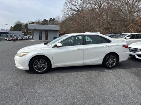 Used 2015 Toyota Camry LE image 3