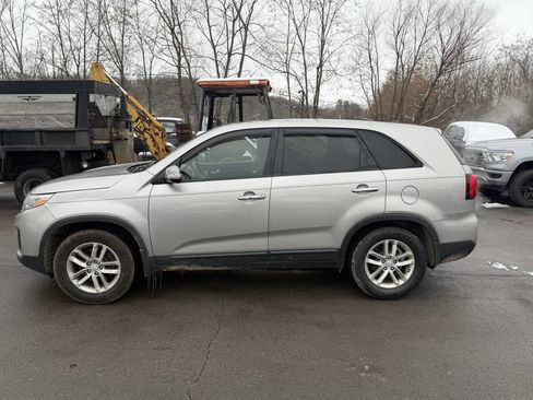 Used 2015 Kia Sorento LX image 3