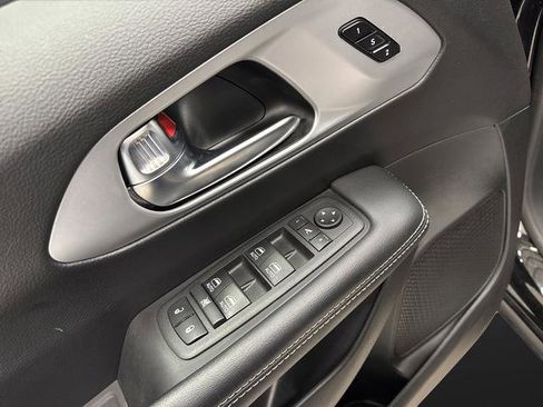 Certified 2025 Chrysler Pacifica Limited image 29