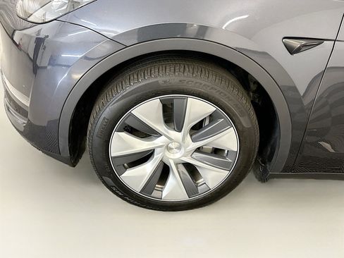 Used 2024 Tesla Model Y Long Range image 11