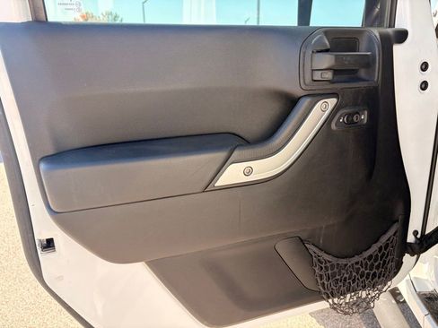 Used 2014 Jeep Wrangler Unlimited Sahara w/ Connectivity Group AWD/4WD image 28