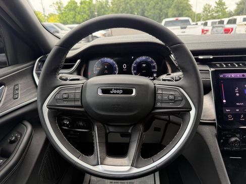 Used 2025 Jeep Grand Cherokee Limited w/ Black Appearance Package AWD/4WD image 22