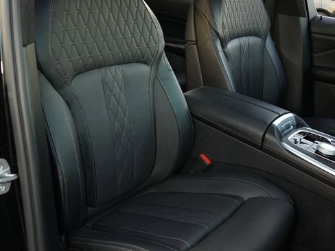 Used 2021 BMW X7 M50i image 10