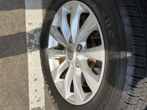 Used 2017 Chrysler Pacifica Touring-L FWD image 43