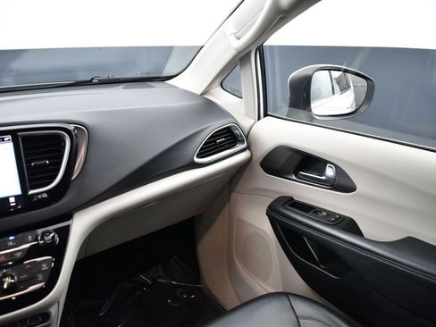 Used 2023 Chrysler Pacifica Touring-L FWD image 13
