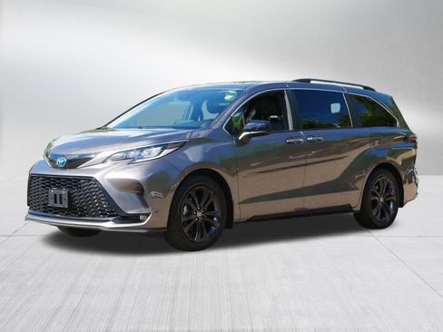 Used 2022 Toyota Sienna XSE w/ XSE Plus Package FWD image 3
