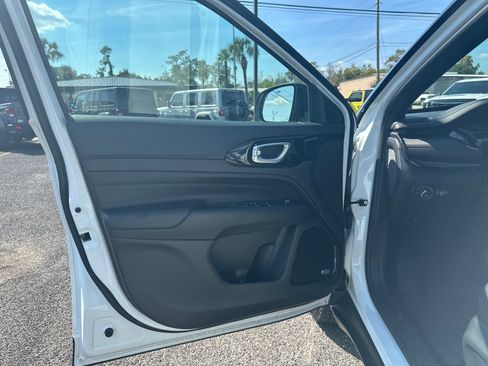 Used 2025 Jeep Compass Trailhawk w/ Sun & Sound Group AWD/4WD image 9