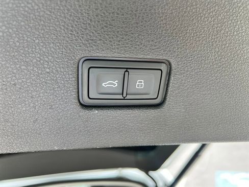 Used 2022 Audi Q8 Premium AWD/4WD image 25