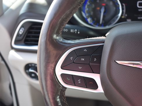 Used 2020 Chrysler Pacifica Touring-L Plus w/ Tire & Wheel Group image 15