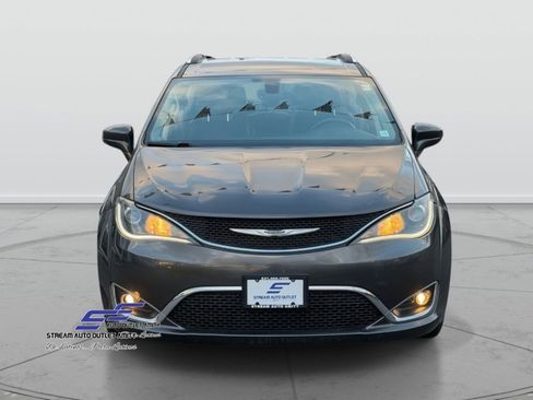 Used 2019 Chrysler Pacifica Touring-L image 2