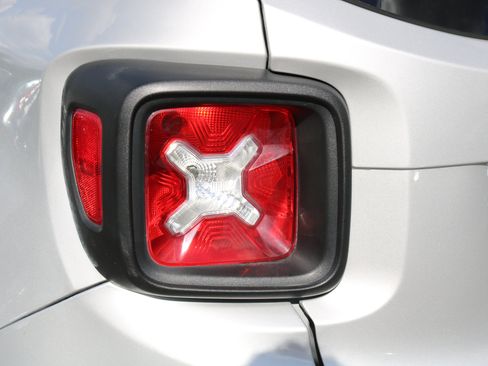 Used 2018 Jeep Renegade Latitude w/ UConnect 8.4 Nav Group image 11