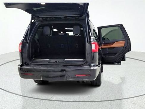 Used 2021 Lincoln Navigator Reserve AWD/4WD image 17