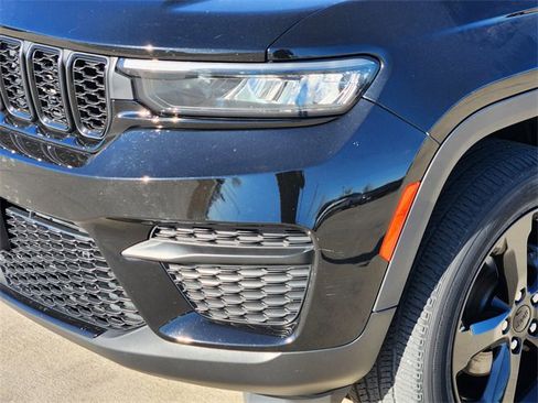 Used 2022 Jeep Grand Cherokee Altitude image 9